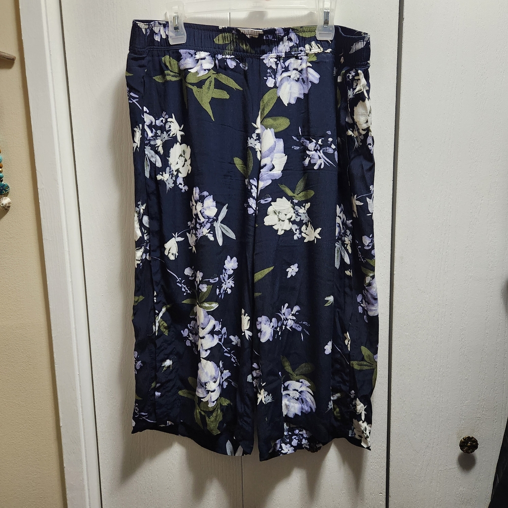 Le Chateau Navy and White Floral Capris